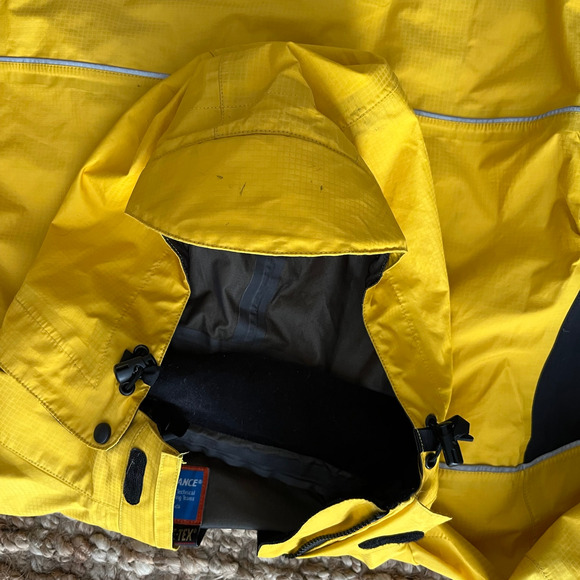 Performance GORE-TEX Cycling Jacket – Men’s Large-Yellow/black – Made in Canada - Picture 4 of 10